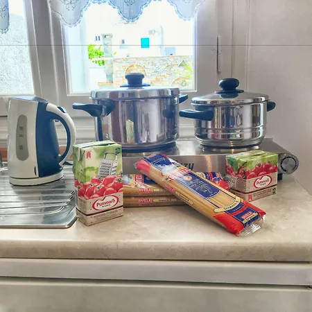 Helena إيوس خورا