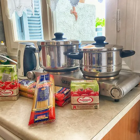 Helena إيوس خورا